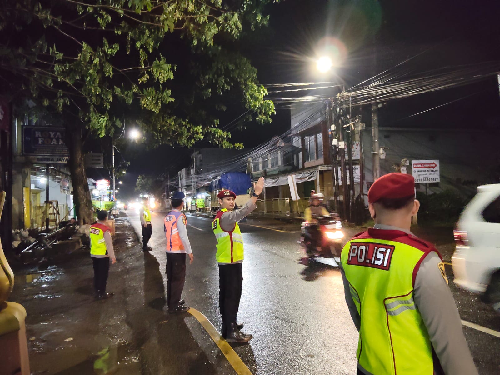 Personel Pos Pam Alun-Alun Pagaden Laksanakan Pengaturan Lalu Lintas, Dukung Kelancaran Ops Ketupat Lodaya 2026
