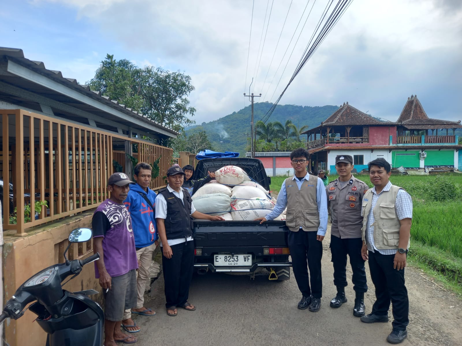 Personel Polsek Jajaran Polres Subang Antar Hasil Panen Jagung ke Gudang Ketahanan Pangan Polri