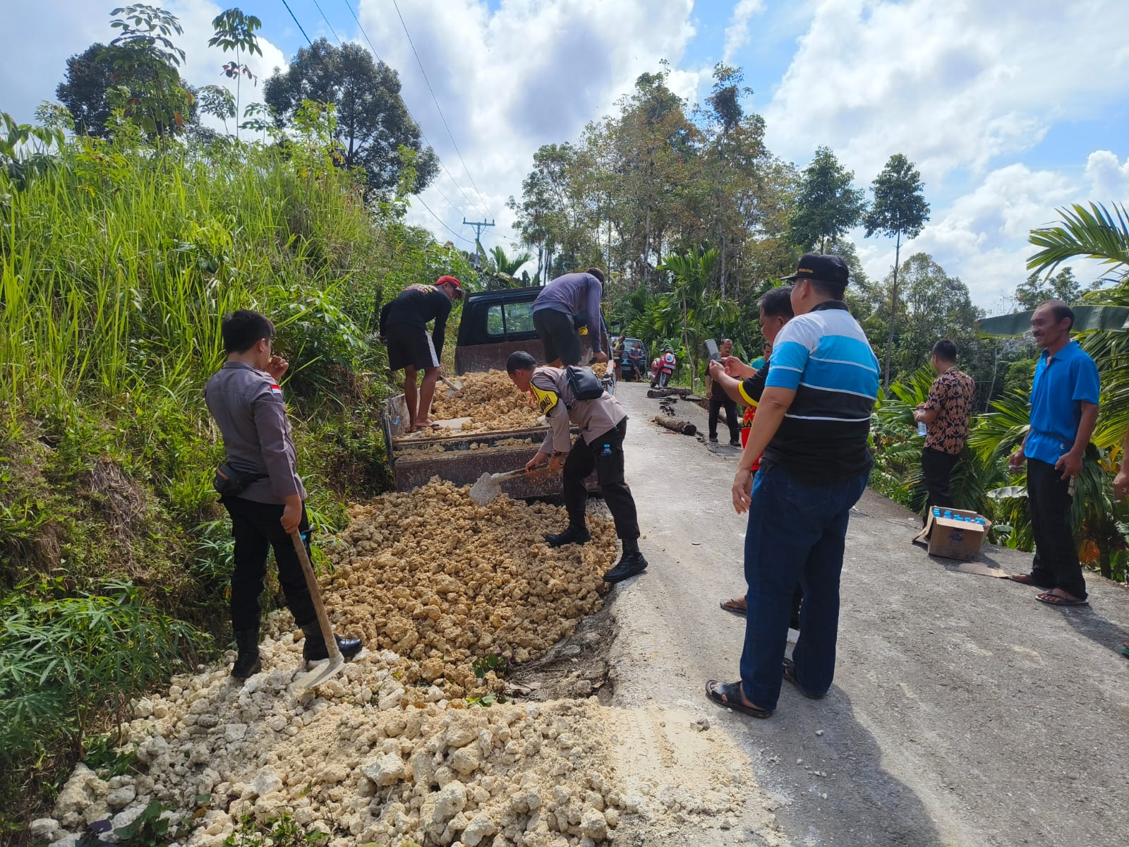 Personel Polsek Lahewa dan Warga Desa Hilizukhu Gotong Royong Perbaiki Jalan Longsor