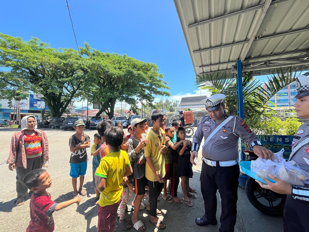 Personil Sat Lantas Polres Nias Gelar Aksi Sosial ‘Jumat Berkah’, Bagikan Makan Siang Gratis