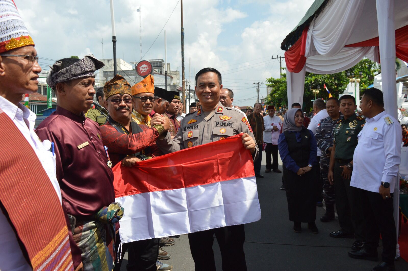 Pembagian 3.250 Bendera Merah Putih, Polres Asahan Turut ikut melakukan pengamanan