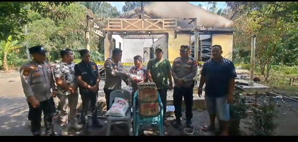 Kapolsek Bandar Pulau Salurkan Tali Asih untuk Korban Kebakaran di Desa Aek Songsongan