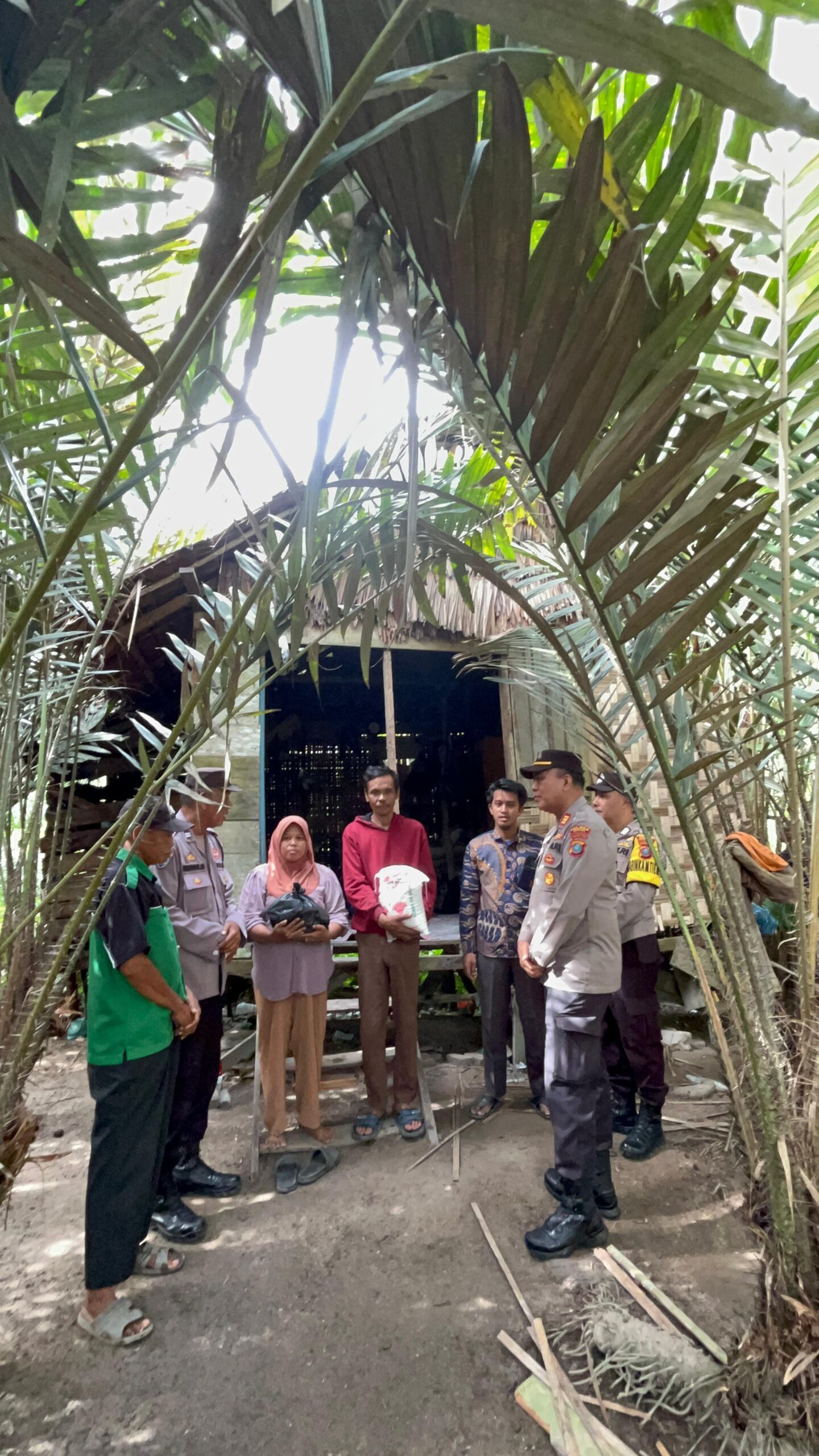 POLSEK AIR JOMAN GELAR JUMAT BAROKAH BERIKAN BANTUAN KEPADA WARGA DHUAFA